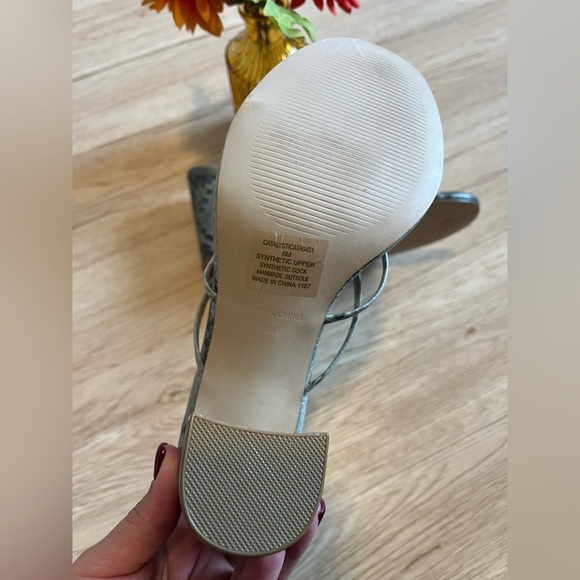 Steve Madden Green Snake Print Thong Heels - Picture 2 of 6